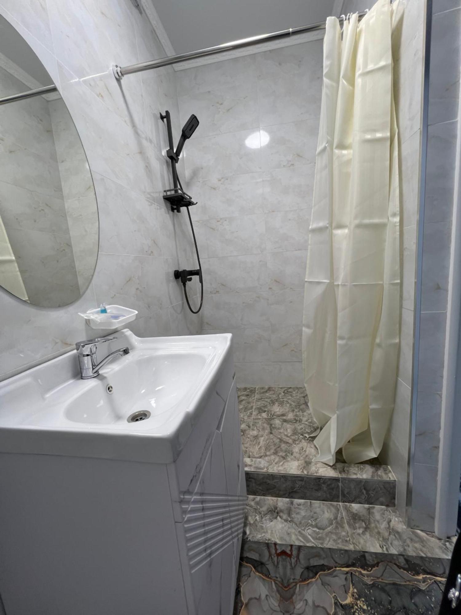 Maral Guesthouse Каракол Екстериор снимка