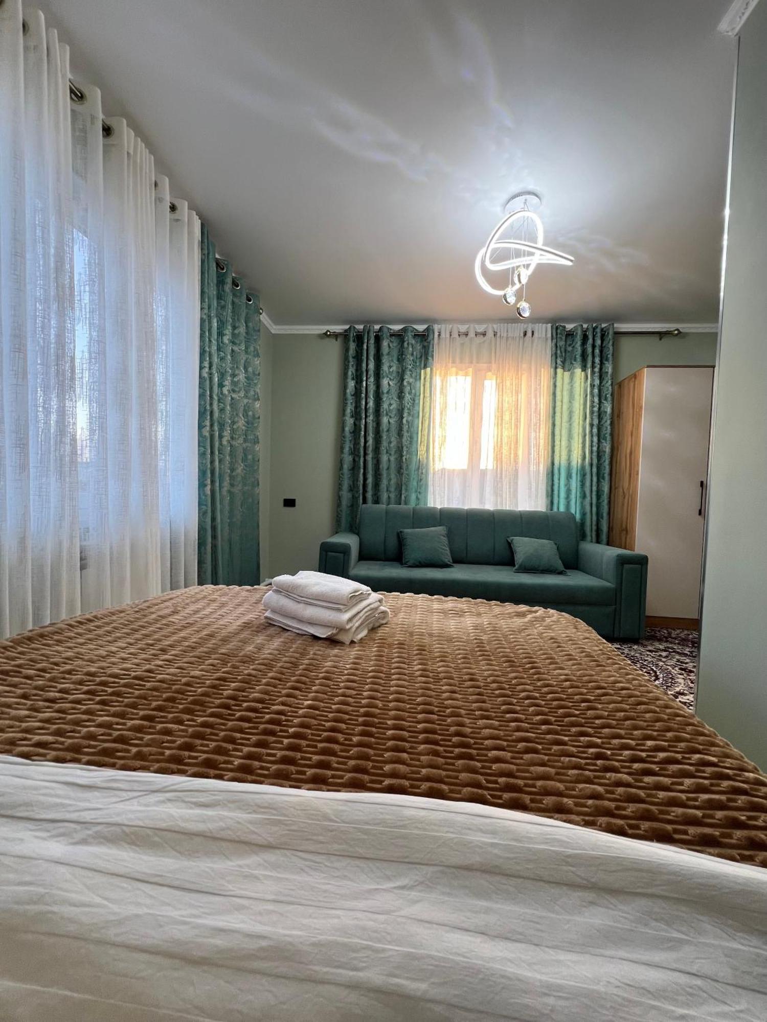 Maral Guesthouse Каракол Екстериор снимка