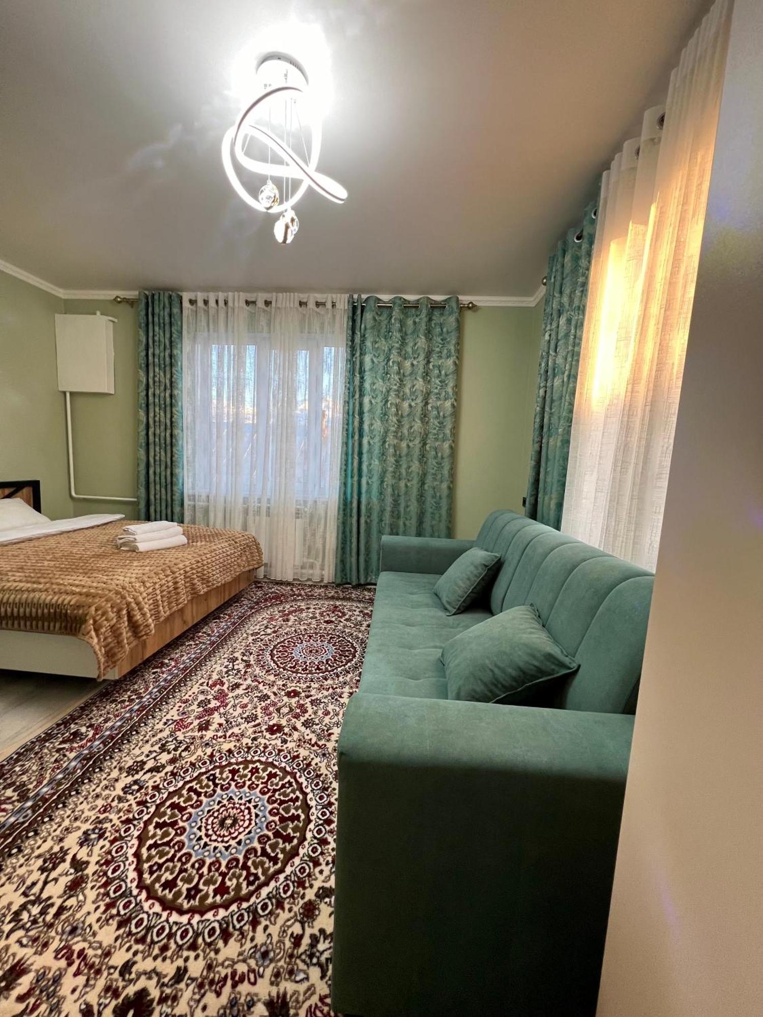 Maral Guesthouse Каракол Екстериор снимка