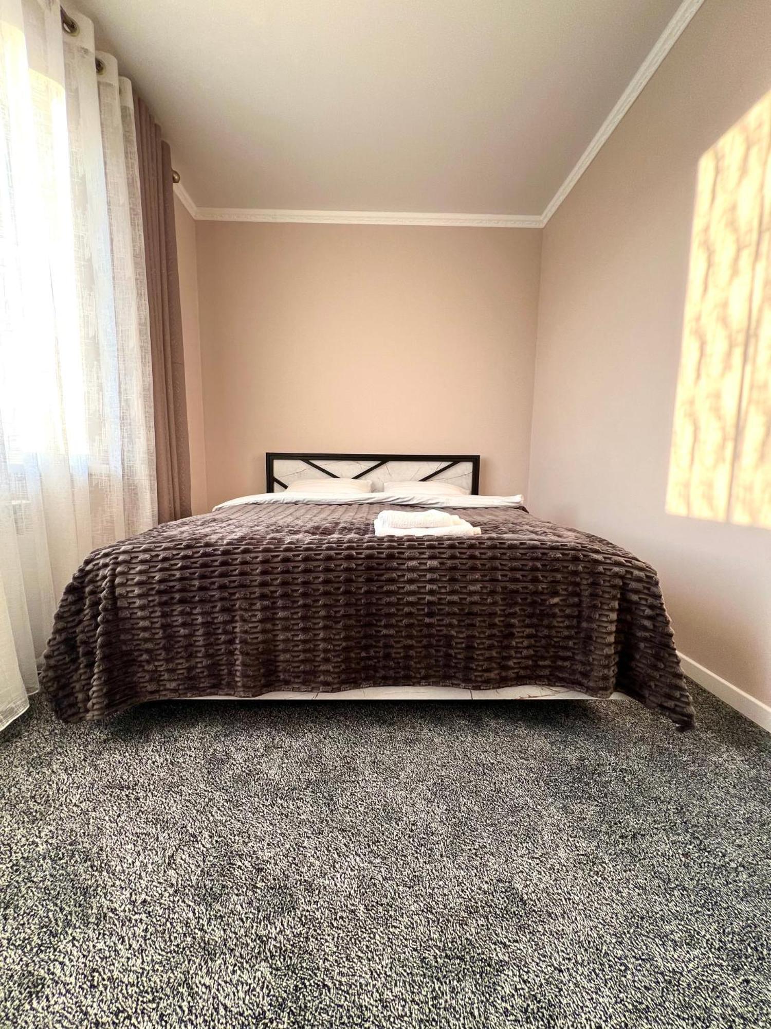 Maral Guesthouse Каракол Екстериор снимка