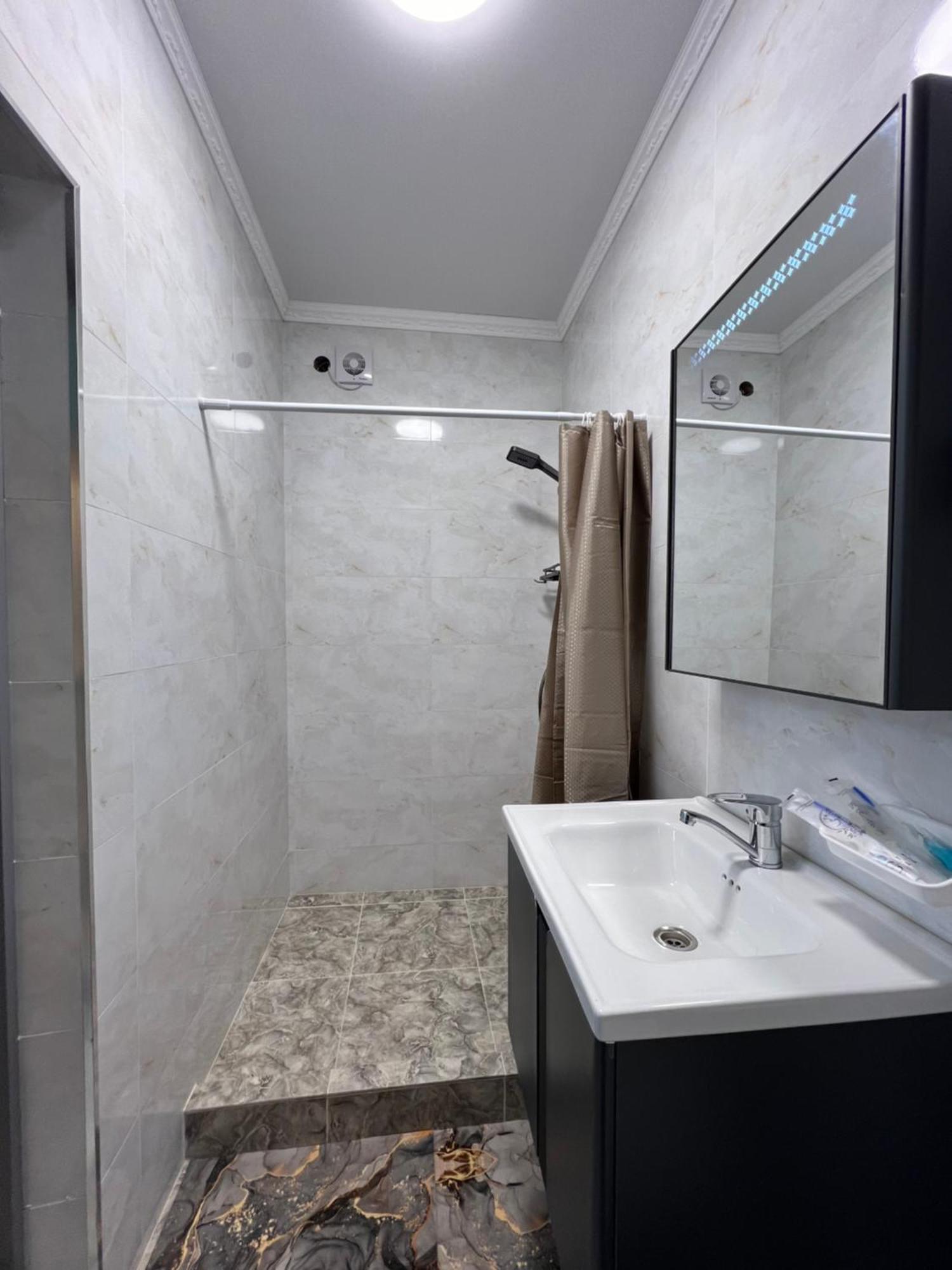 Maral Guesthouse Каракол Екстериор снимка