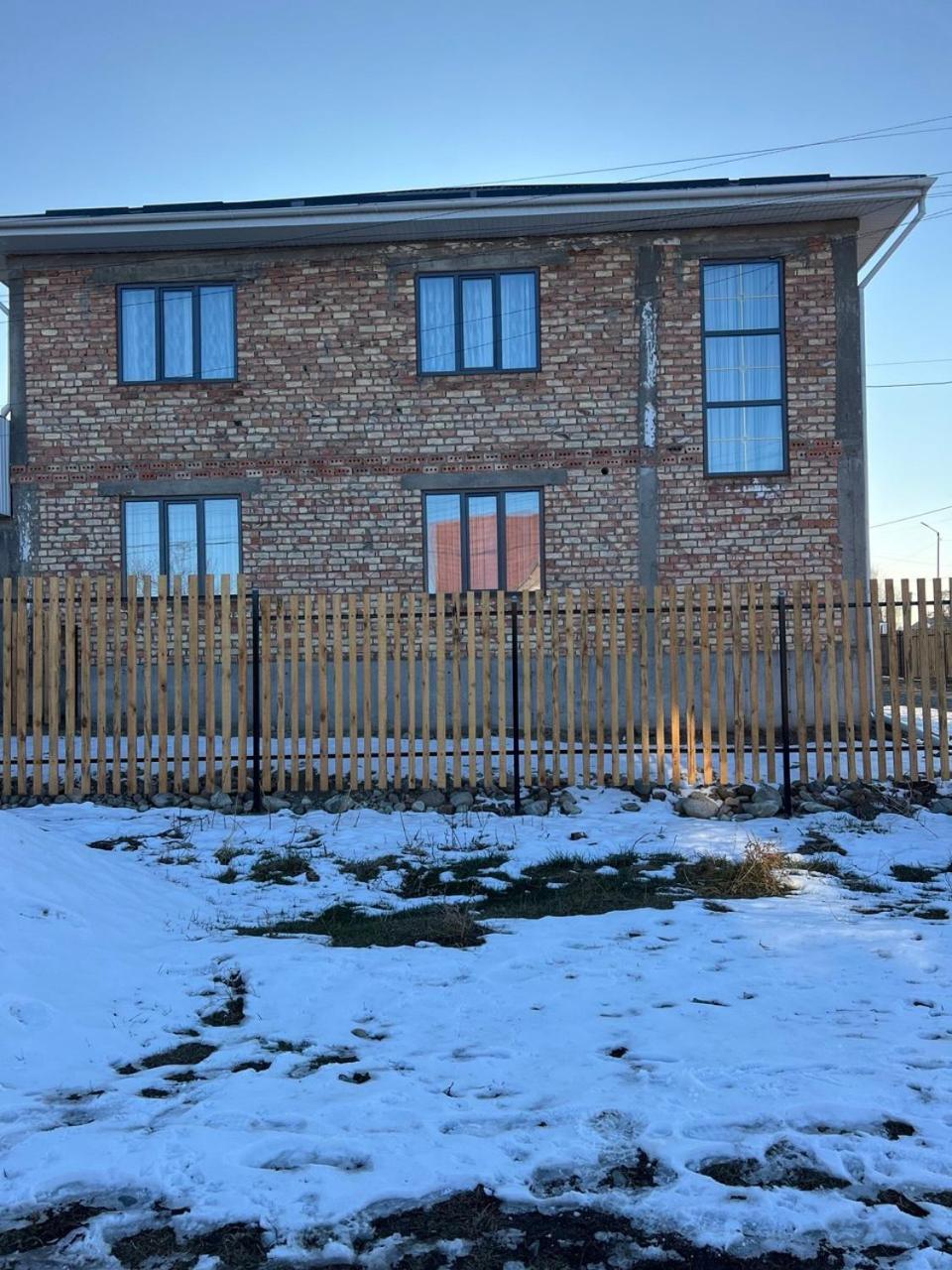 Maral Guesthouse Каракол Екстериор снимка